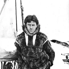 Ejnar Mikkelsen height profile photo