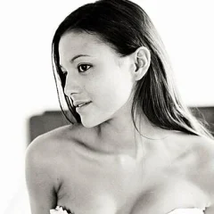 Elisa Mouliaá height profile photo