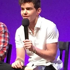 Elliot Fletcher height profile photo