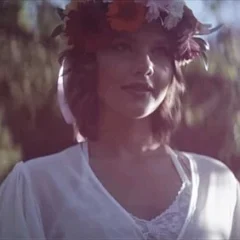 Elly Mayday height profile photo