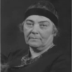 Emily Carr height profile photo