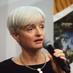 Emma Johnston height profile photo