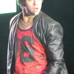 Enrique Gil height profile photo