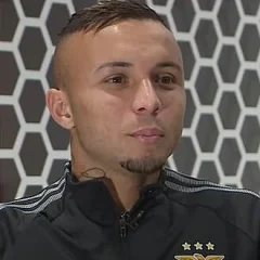 Everton Soares height profile photo