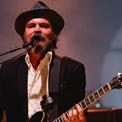 Gaz Coombes height profile photo