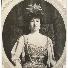 Gertrude Vanderbilt Whitney height profile photo