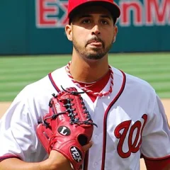 Gio González height profile photo