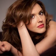 Halie Loren height profile photo