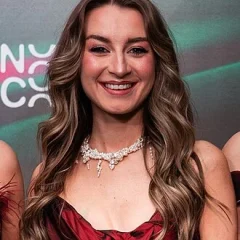 Holly-Anne Hull height profile photo