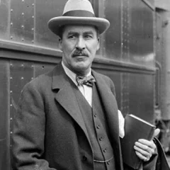 Howard Carter height profile photo