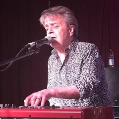 Ian Gibbons (musician) height profile photo