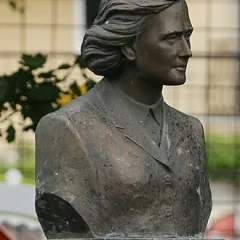 Ilona Tóth height profile photo