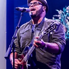 Israel Houghton height profile photo