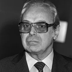 Javier Pérez de Cuéllar height profile photo