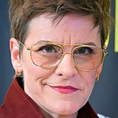 Jenn Colella height profile photo