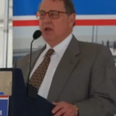 Jerry Reinsdorf height profile photo