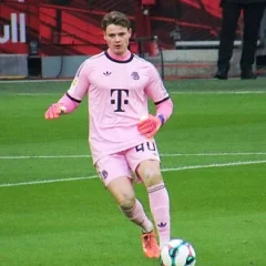 Jonas Urbig height profile photo
