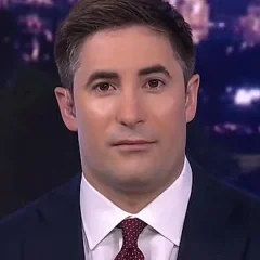 Jonathan Swan height profile photo