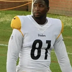 Jonnu Smith height profile photo