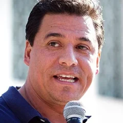 José Huizar height profile photo
