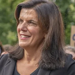 Julia Banks height profile photo