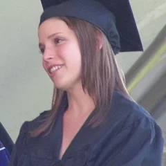 Julia Whelan height profile photo