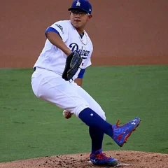 Julio Urías height profile photo