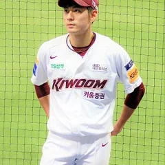 Jung Hoo Lee height profile photo