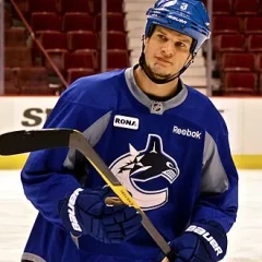 Kevin Bieksa height profile photo