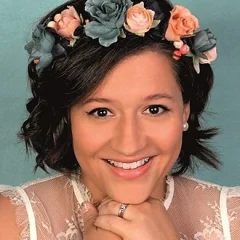 Kiera Cass height profile photo
