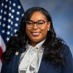 LaMonica McIver height profile photo