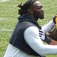 Larry Ogunjobi height profile photo