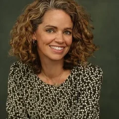 Laura Clarke height profile photo