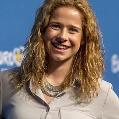 Laura Tesoro height profile photo