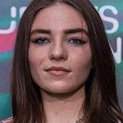 Laura Thorn height profile photo