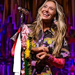 Lauren Daigle height profile photo
