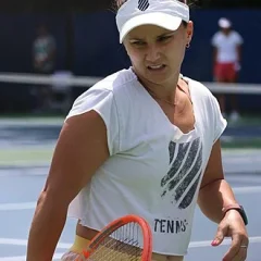 Lauren Davis height profile photo