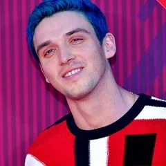 Lauv height profile photo