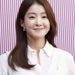 Lee Si-young height profile photo