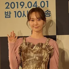 Lee Yoo-young height profile photo