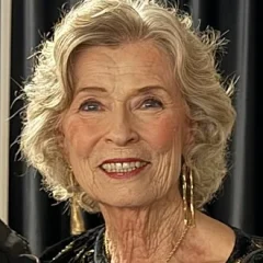Linda Lee Cadwell height profile photo