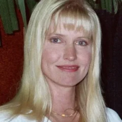 Lisa Niemi height profile photo