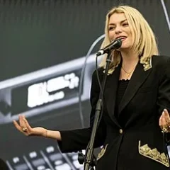 Lola Lennox height profile photo