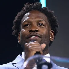 Lorenzo Sewell height profile photo