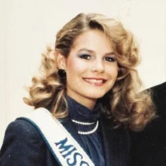 Lorraine Downes height profile photo