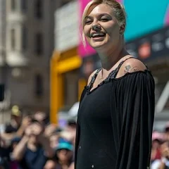 Louane (singer) height profile photo