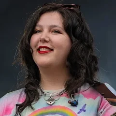 Lucy Dacus height profile photo