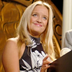 Lucy Davis height profile photo
