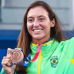 Luisa Stefani height profile photo