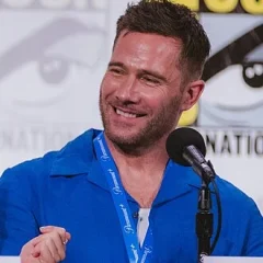 Luke Macfarlane height profile photo